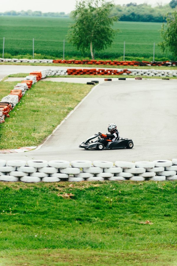 Plongez dans l'univers des sensations fortes avec les stages de pilotage !